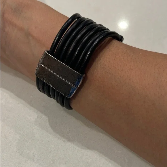 Vintage looking Black Leather and Metal Multi-Band Bracelet - Picture 3 of 6